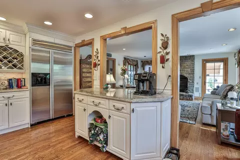 Kitchen - 4450 Miami Rd, Cincinnati, OH 45243 photo 4 of 5