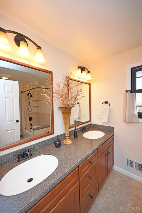 Bath - 9507 Southgate Dr, Blue Ash, OH 45241 photo 4 of 5