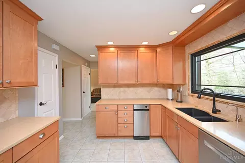 Kitchen - 9507 Southgate Dr, Blue Ash, OH 45241 photo 4 of 5