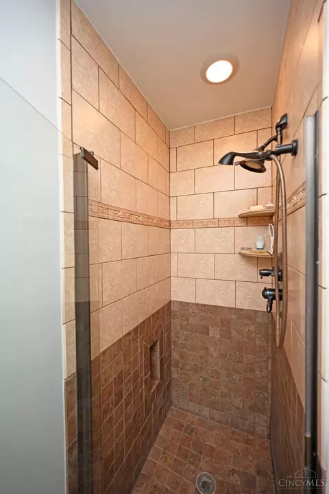 Bath - 9507 Southgate Dr, Blue Ash, OH 45241 photo 3 of 5