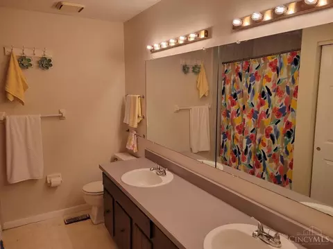 Bath - 6009 Hickorytree Ct, Cincinnati, OH 45233 photo 3 of 6