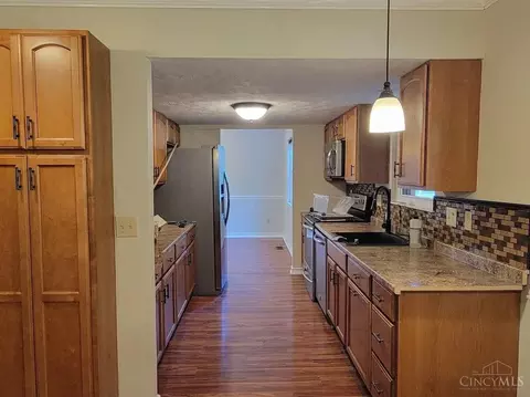 Kitchen - 6009 Hickorytree Ct, Cincinnati, OH 45233 photo 3 of 5