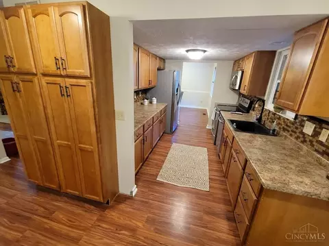 Kitchen - 6009 Hickorytree Ct, Cincinnati, OH 45233 photo 2 of 5