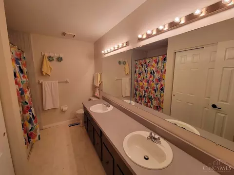 Bath - 6009 Hickorytree Ct, Cincinnati, OH 45233 photo 4 of 6