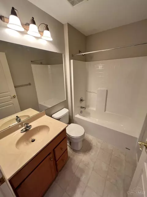 Bath - 3534 Macpherson Pl, Cincinnati, OH 45245 photo 1 of 8