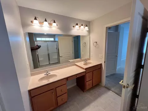 Bath - 3534 Macpherson Pl, Cincinnati, OH 45245 photo 7 of 8