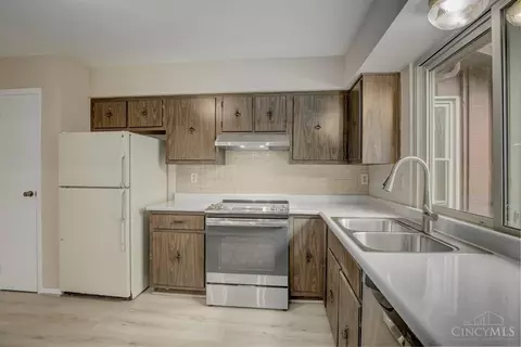 Kitchen - 8540 Whitegate Dr, Morrow, OH 45152 photo 2 of 3