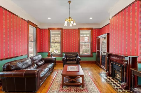 Living - 3205 Bishop St, Cincinnati, OH 45220 photo 2 of 6