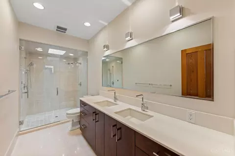 Bath - 3205 Bishop St, Cincinnati, OH 45220 photo 2 of 6