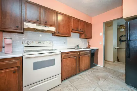 Kitchen - 116 Lellan Ave, Harrison, OH 45030 photo 2 of 3