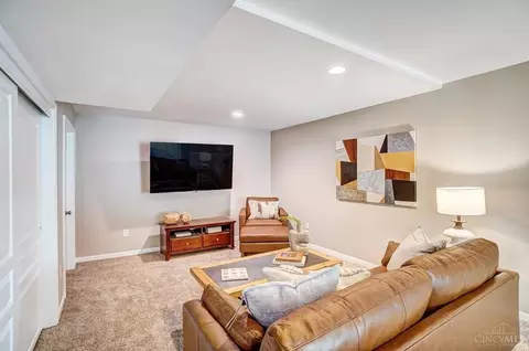 Living - 8327 Pine Run Dr, Cincinnati, OH 45244 photo 5 of 6