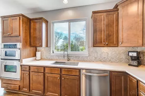 Kitchen - 8327 Pine Run Dr, Cincinnati, OH 45244 photo 7 of 9