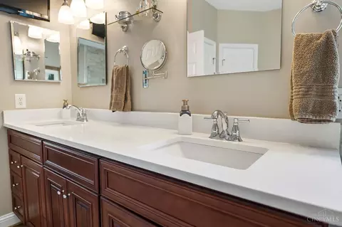 Bath - 9737 Zig Zag Rd, Montgomery, OH 45242 photo 4 of 10