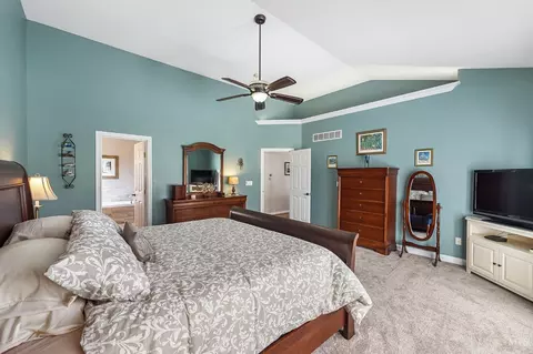 Bedroom - 9737 Zig Zag Rd, Montgomery, OH 45242 photo 4 of 11