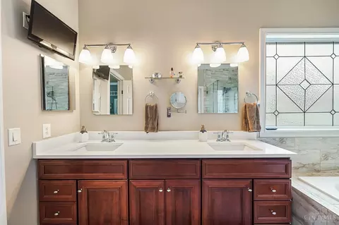 Bath - 9737 Zig Zag Rd, Montgomery, OH 45242 photo 2 of 10