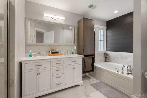 Bath - 213 Delaware Dr, Hamilton Township, OH 45039 photo 1 of 5