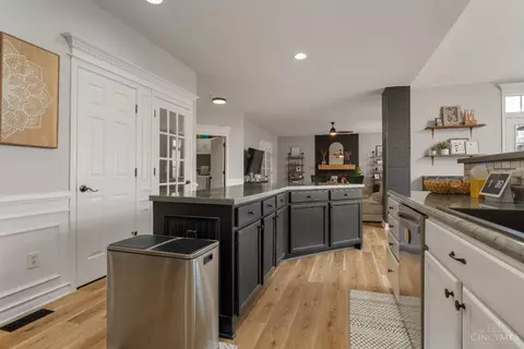 Kitchen - 213 Delaware Dr, Hamilton Township, OH 45039 photo 4 of 5