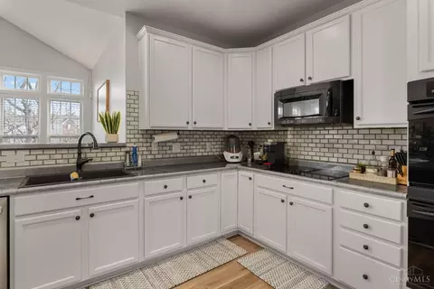 Kitchen - 213 Delaware Dr, Hamilton Township, OH 45039 photo 5 of 5