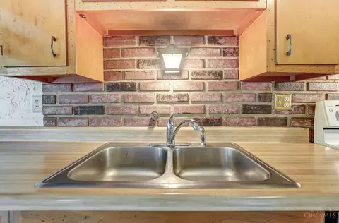 Kitchen - 129 Rosetta Ct, Springdale, OH 45246 photo 4 of 7