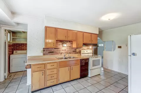 Kitchen - 129 Rosetta Ct, Springdale, OH 45246 photo 3 of 7