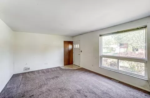 Living - 129 Rosetta Ct, Springdale, OH 45246 photo 1 of 5