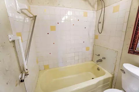 Bath - 129 Rosetta Ct, Springdale, OH 45246 photo 2 of 3