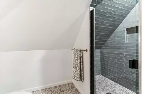 Bath - 3311 Hildreth Ave, Cincinnati, OH 45211 photo 4 of 4
