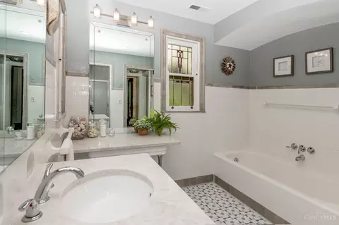 Bath - 3905 Leyman Dr, Cincinnati, OH 45229 photo 5 of 9