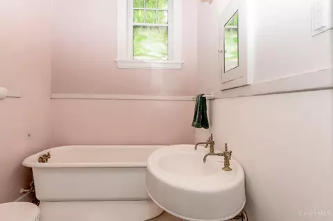 Bath - 3905 Leyman Dr, Cincinnati, OH 45229 photo 9 of 9