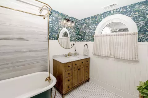 Bath - 3905 Leyman Dr, Cincinnati, OH 45229 photo 7 of 9