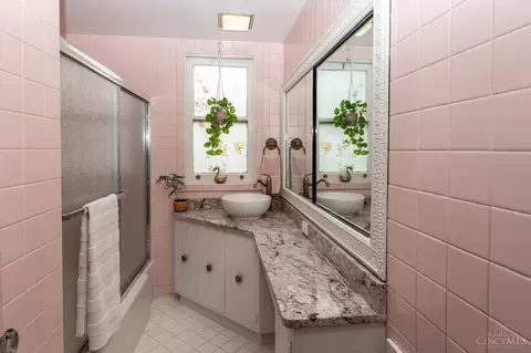 Bath - 3905 Leyman Dr, Cincinnati, OH 45229 photo 1 of 9