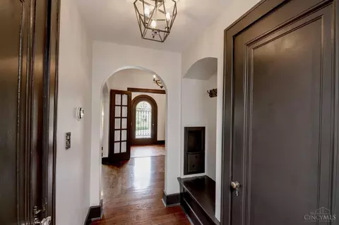 Entry Way - 3905 Leyman Dr, Cincinnati, OH 45229 photo 6 of 8