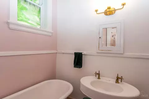 Bath - 3905 Leyman Dr, Cincinnati, OH 45229 photo 8 of 9