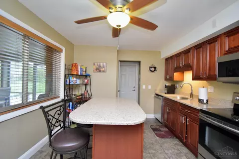 Kitchen - 1043 Galbraith Rd, Cincinnati, OH 45231 photo 1 of 4