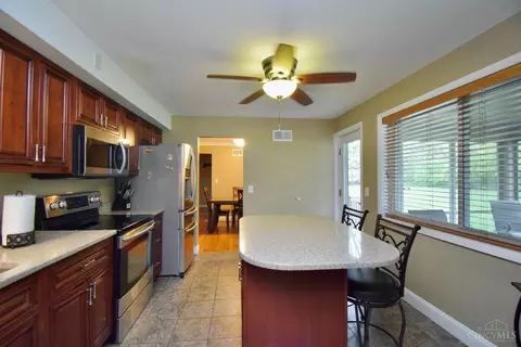 Kitchen - 1043 Galbraith Rd, Cincinnati, OH 45231 photo 2 of 4