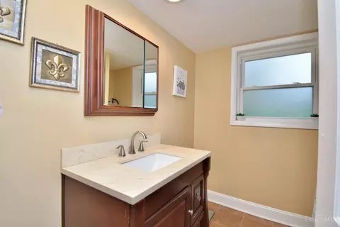 Bath - 1043 Galbraith Rd, Cincinnati, OH 45231 photo 1 of 2