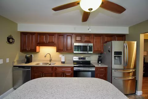 Kitchen - 1043 Galbraith Rd, Cincinnati, OH 45231 photo 3 of 4