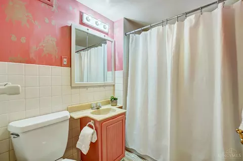 Bath - 2401 Ingleside Ave #3E, Cincinnati, OH 45206 photo 2 of 2