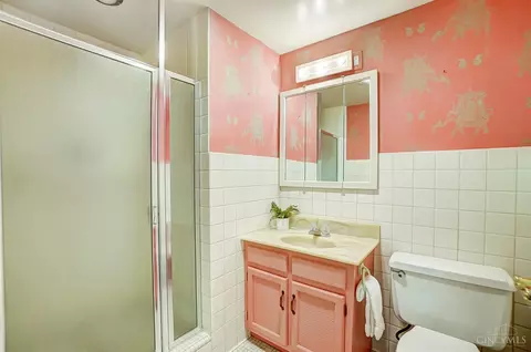 Bath - 2401 Ingleside Ave #3E, Cincinnati, OH 45206 photo 1 of 2