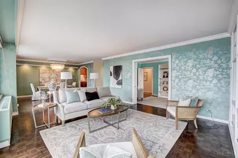 Living - 2401 Ingleside Ave #3E, Cincinnati, OH 45206 photo 2 of 4