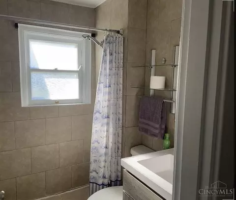Bath - 151 Sharon Rd, Glendale, OH 45246 photo 1 of 3