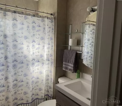 Bath - 151 Sharon Rd, Glendale, OH 45246 photo 2 of 3