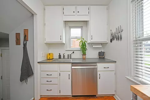 Kitchen - 6990 Grace Ave, Mariemont, OH 45227 photo 4 of 6