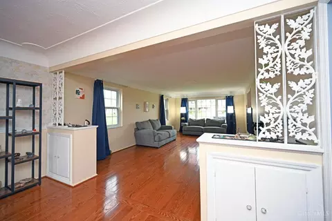 Living - 525 Riddle Rd, Cincinnati, OH 45231 photo 3 of 8