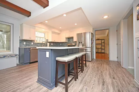 Kitchen - 525 Riddle Rd, Cincinnati, OH 45231 photo 3 of 7