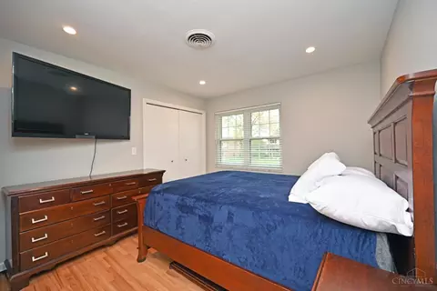 Bedroom - 525 Riddle Rd, Cincinnati, OH 45231 photo 4 of 6