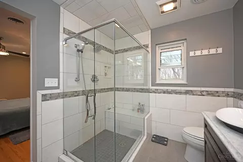 Bath - 525 Riddle Rd, Cincinnati, OH 45231 photo 2 of 4