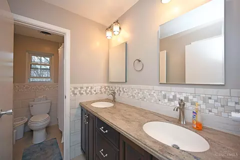 Bath - 525 Riddle Rd, Cincinnati, OH 45231 photo 3 of 4