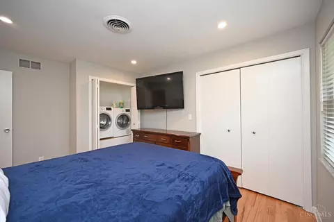 Bedroom - 525 Riddle Rd, Cincinnati, OH 45231 photo 5 of 6
