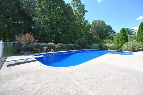 Exterior - 525 Riddle Rd, Cincinnati, OH 45231 photo 7 of 14
